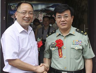 与江苏省军区政治部主任吕先景合影