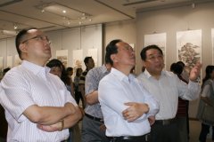 与青岛市宣传部长胡绍军（中）观看画展