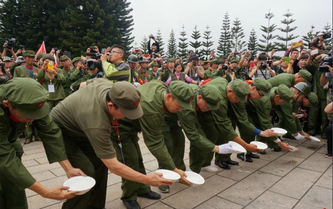 对越反击战参战老兵麻栗坡祭奠英烈