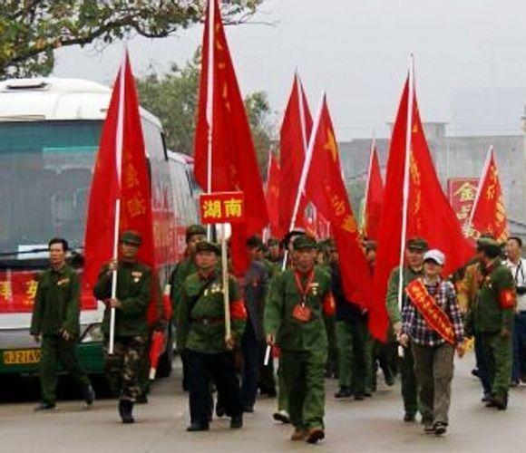 清明节全国数万老兵赴中越边境扫墓
