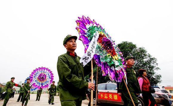清明节全国数万老兵赴中越边境扫墓