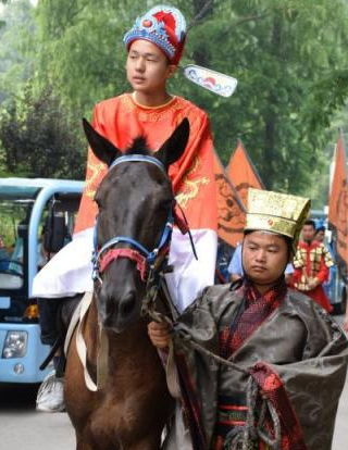 湖北办学生旅游节 高考状元现身骑马游园