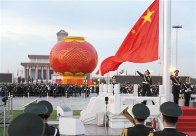10月1日，五星红旗在人们注视中冉冉升起。当日，来自全国各地的十二万余名群众汇聚北京天安门广场，观看隆重的升旗仪式，庆祝中华人民共和国成立62周年。新华社记者