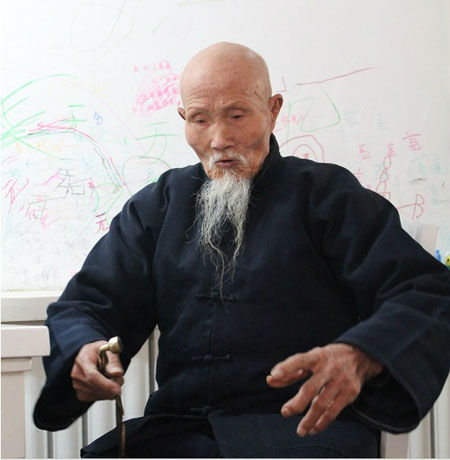  提起当年抗战的事情， 王志恒老人依然慷慨不已