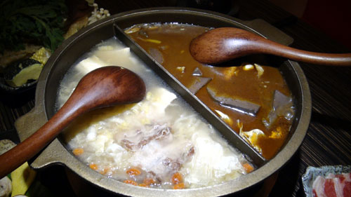 嘉义市鸳鸯锅店&ldquo;宋家王朝&rdquo;，除了料好味佳，更标榜卖的是幸福的味道。台湾《联合报》