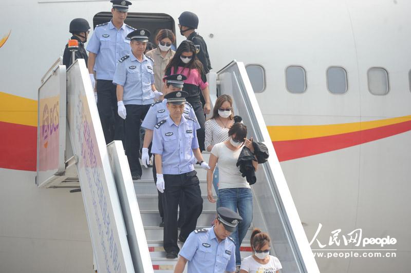 8月25日，被解救的中国籍受害人走下飞机。（人民网记者 于凯 摄）