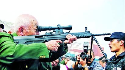 图文：八旬老兵特警基地重温戎马岁月
