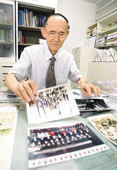 老兵情义 高秉涵18年背57坛骨灰回陆 