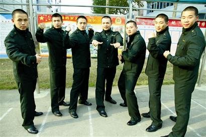 规范退役士兵返乡途中着装 退役便装首亮相(图)