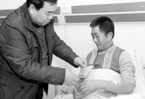 患肝病雷锋团退伍老兵获战友捐款(图)