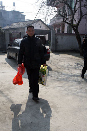 提着年货上门来