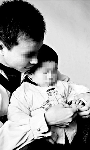 仔仔和被解救的孩子在一起 资料图片