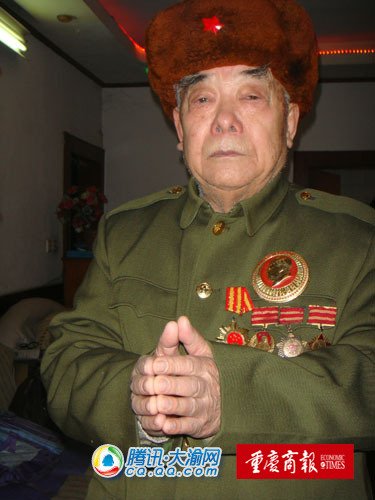 战友替自己阵亡 每逢他生日老兵挂功章悼念