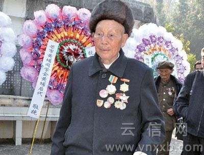 远征军老兵 向志愿者敬军礼(组图)