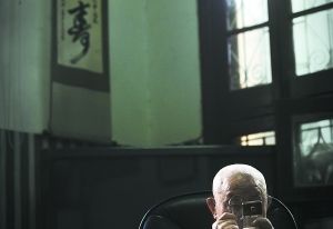 94岁的周忠甲老人学习用手机发短信，每次写完都要检查好几遍。